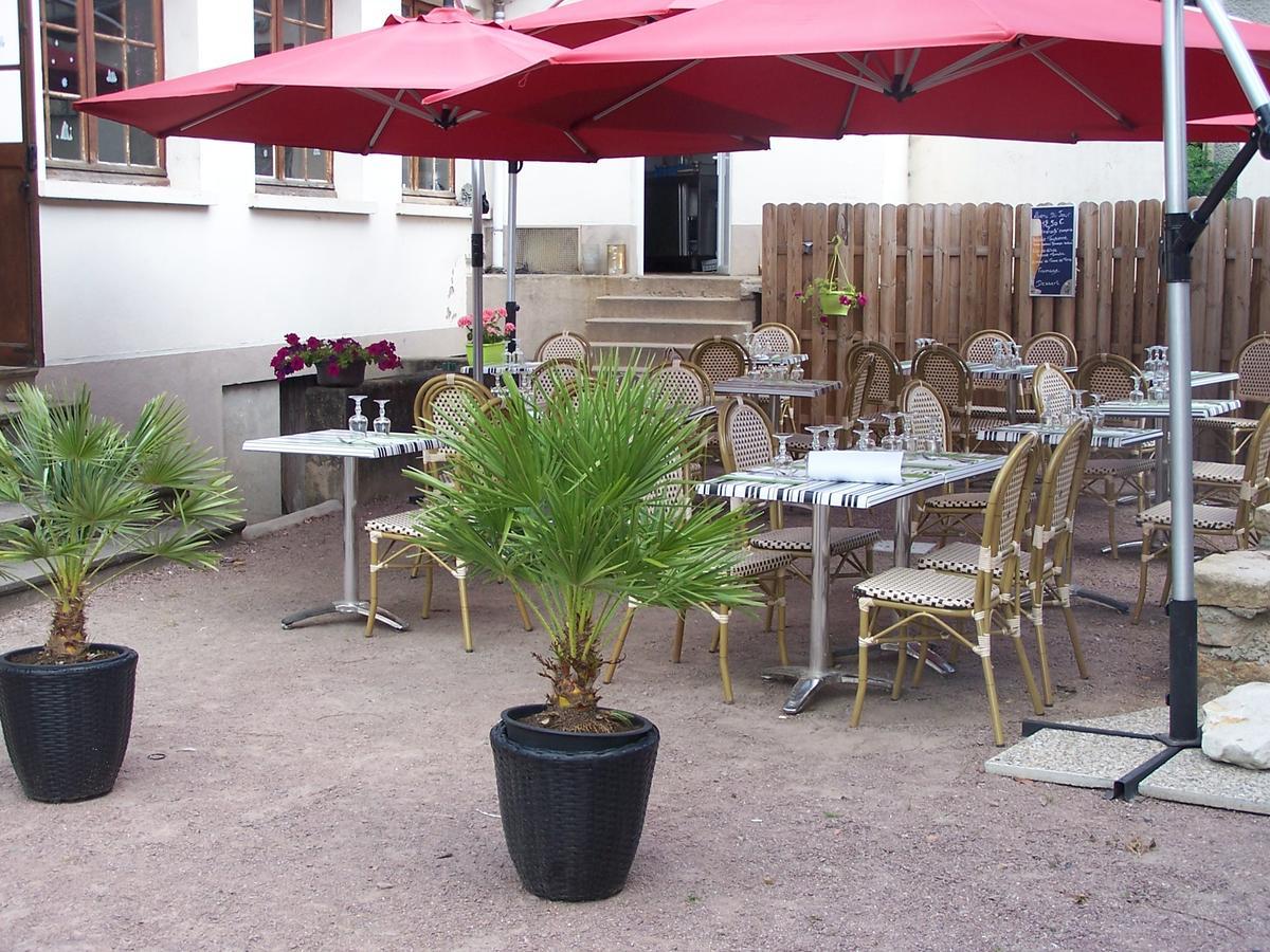Le Lichou Hotel Vallon-en-Sully Exterior photo